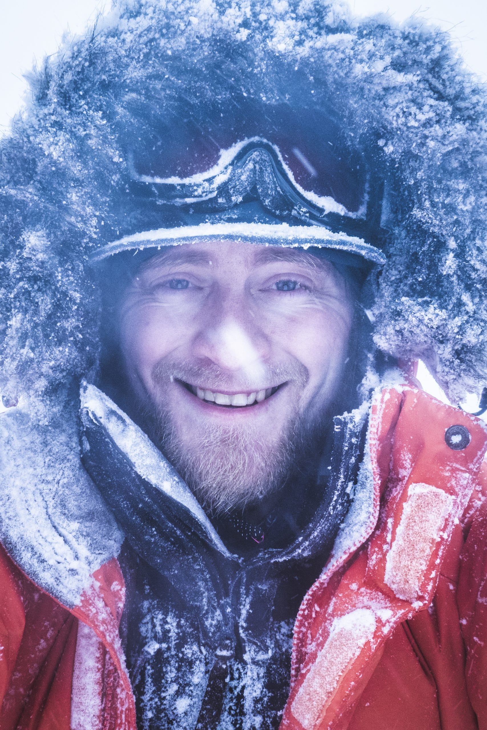 Glad person i snöstorm.
Happy person in snowstorm.
fjällkloka äventyr
