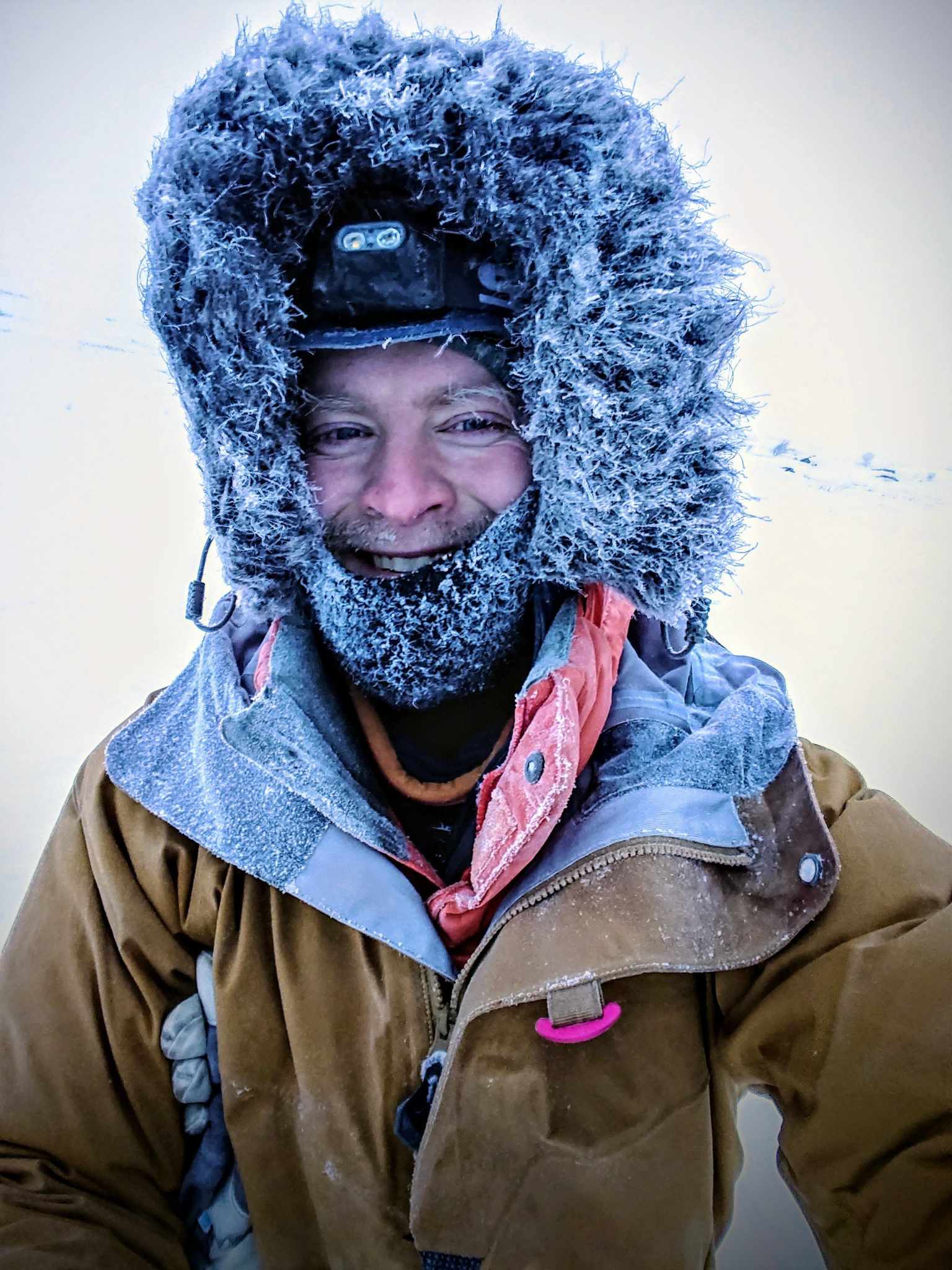 Person with frosty face and clothes on winter expedition. Person med frost i ansiktet på vinterexpedition. fjällkloka äventyr