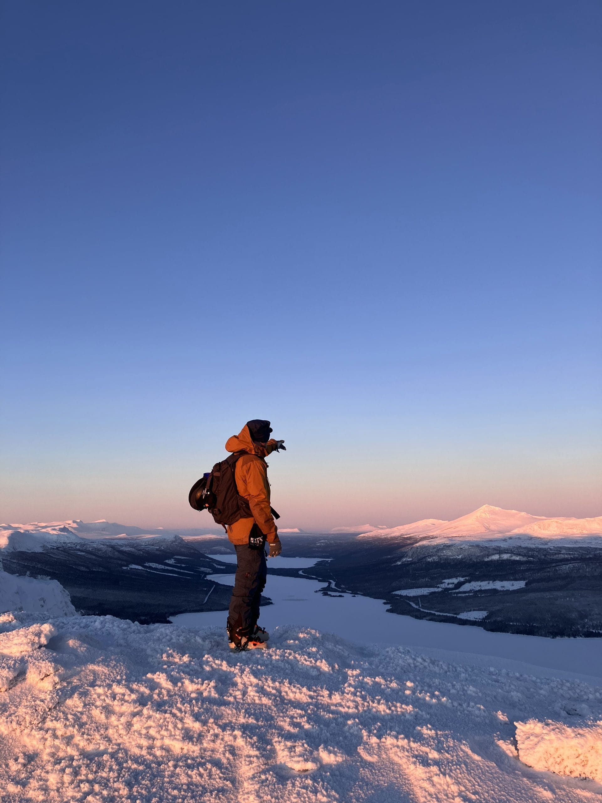 Summit while skitouring adventure
Toppen på en topptur i vinteräventyr på skidor. fjällkloka äventyr