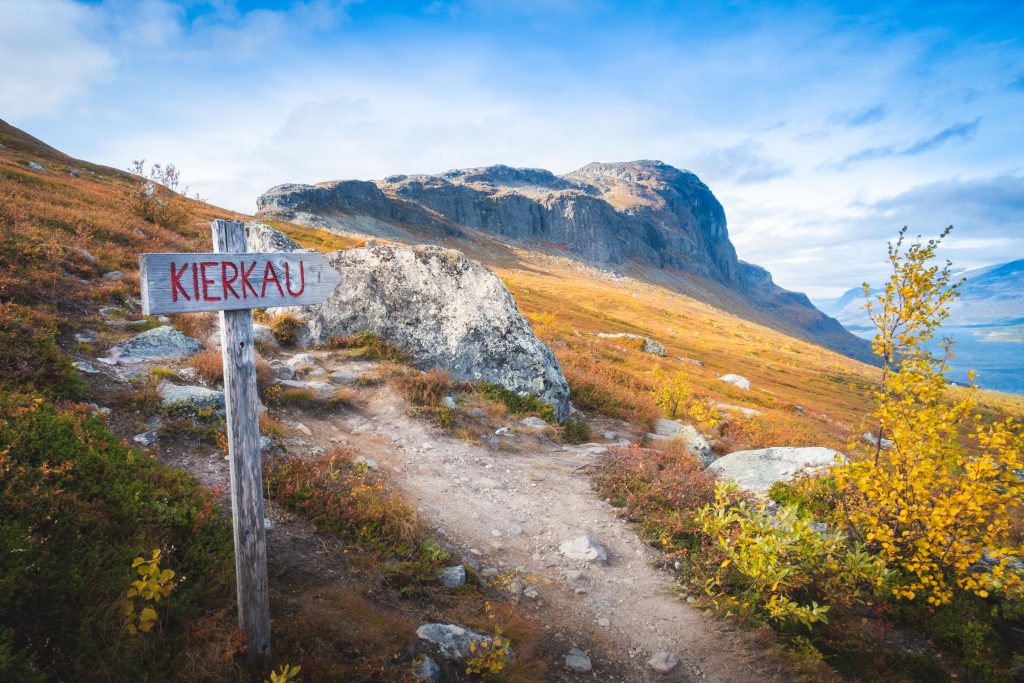 Stigen upp mot fjället Kierkau