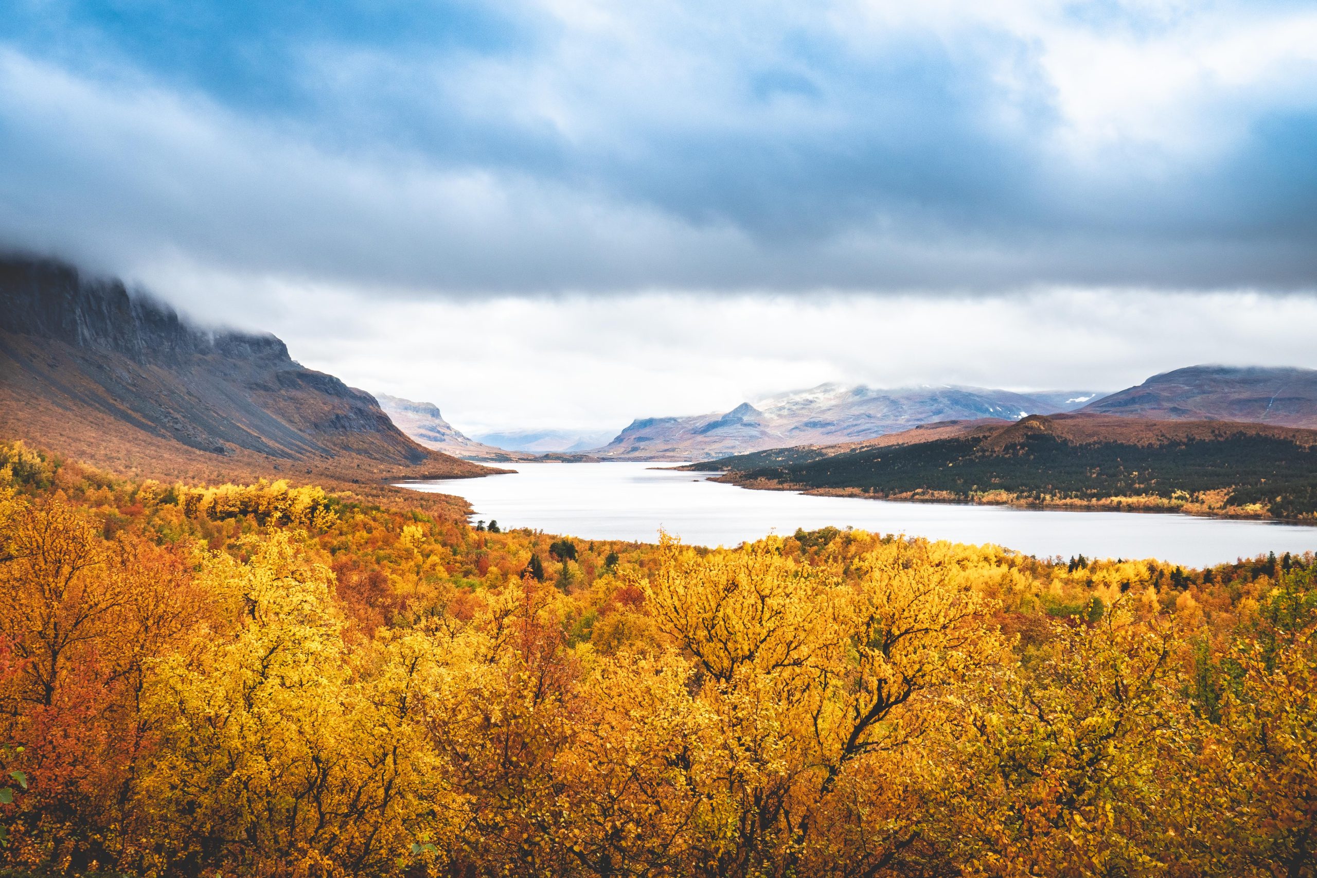 Guidade upplevelser och äventyr i Laponia. Följ med på fotoresa i fantastiskt höstfjäll!
