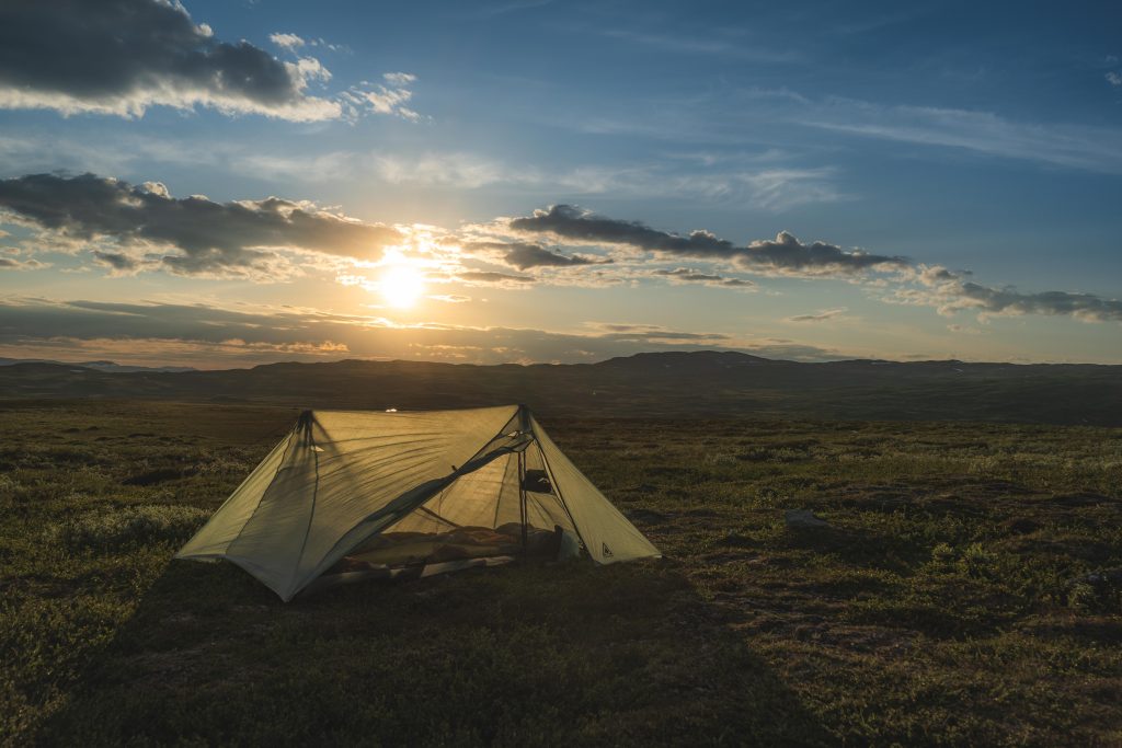 Tält i solnedgång uppe på fjället
