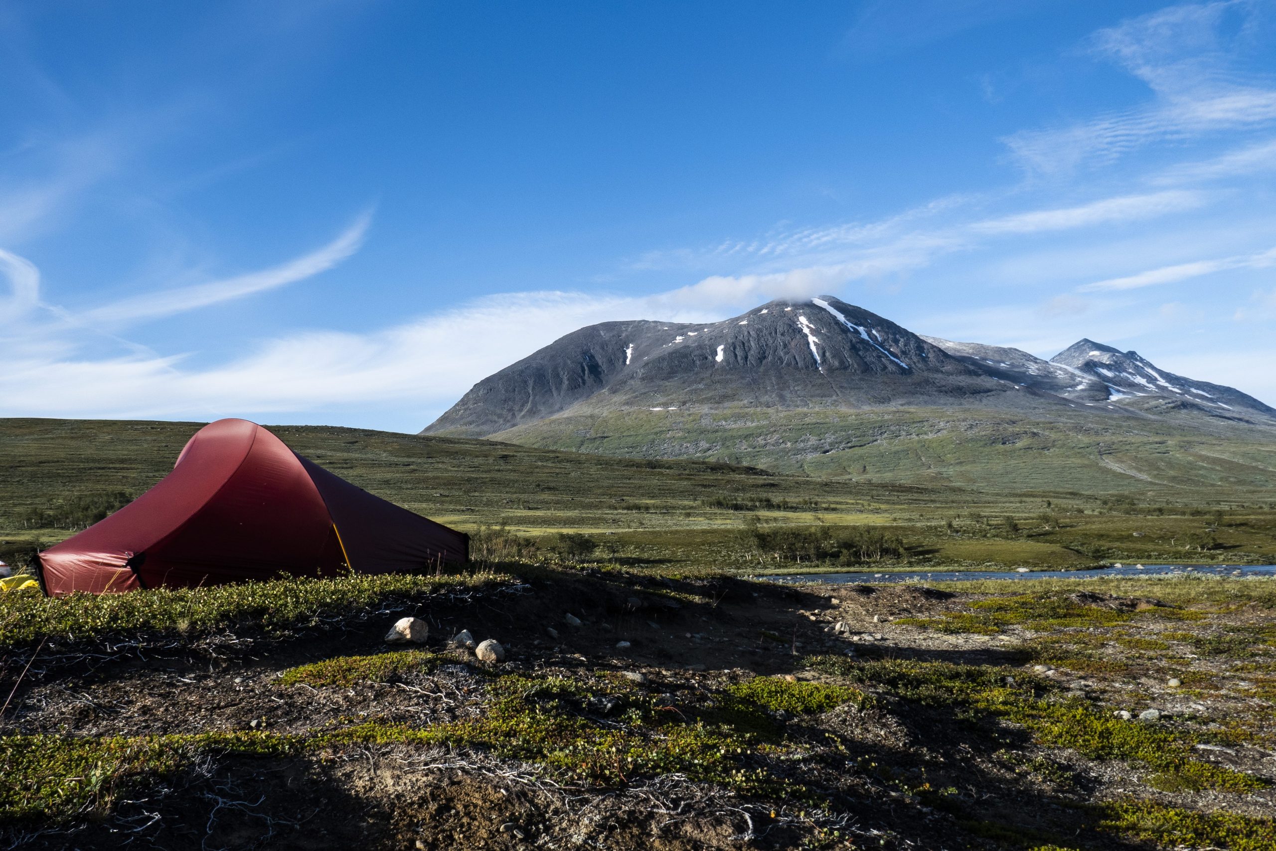 Tält framför Fjällmassivet Ahkka