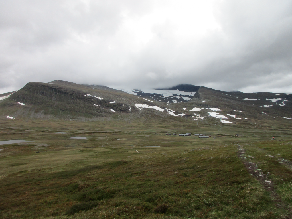 STF Helags fjällstation framför Helagsfjället