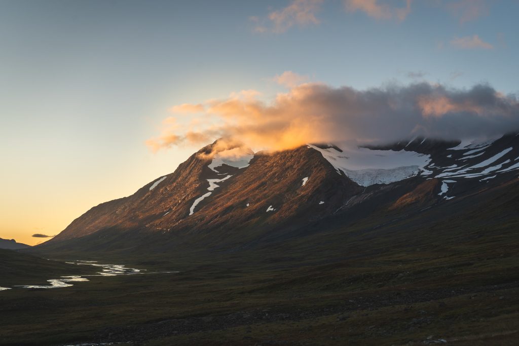 Rhuotesvagge, en dalgång i Sarek i solnedgång