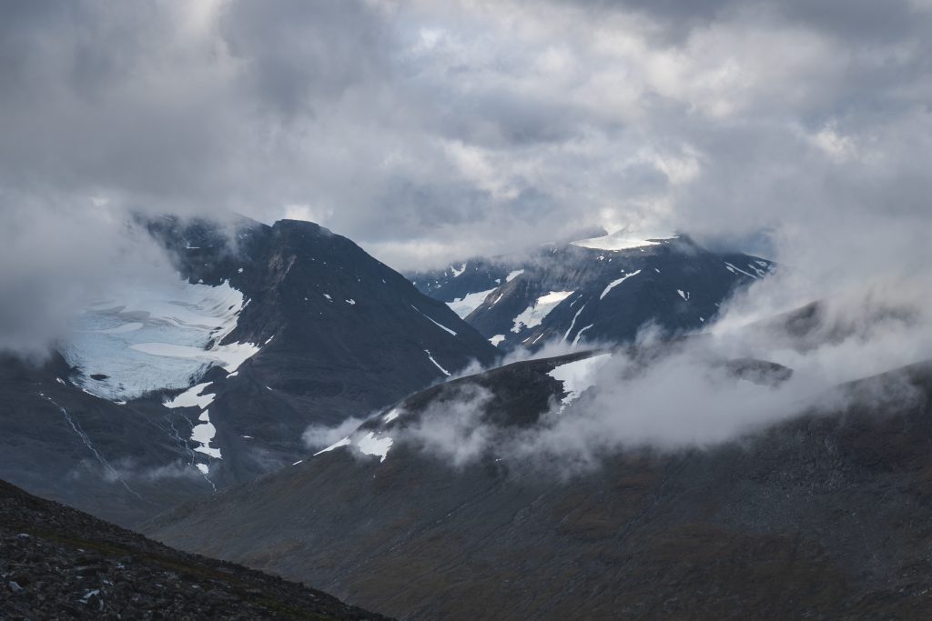 Fjäll dolda i moln i Sarek