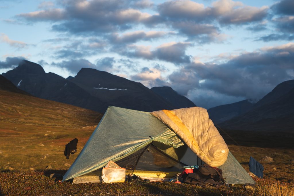 Tält i solnedgång i Sarek, Rapadalen